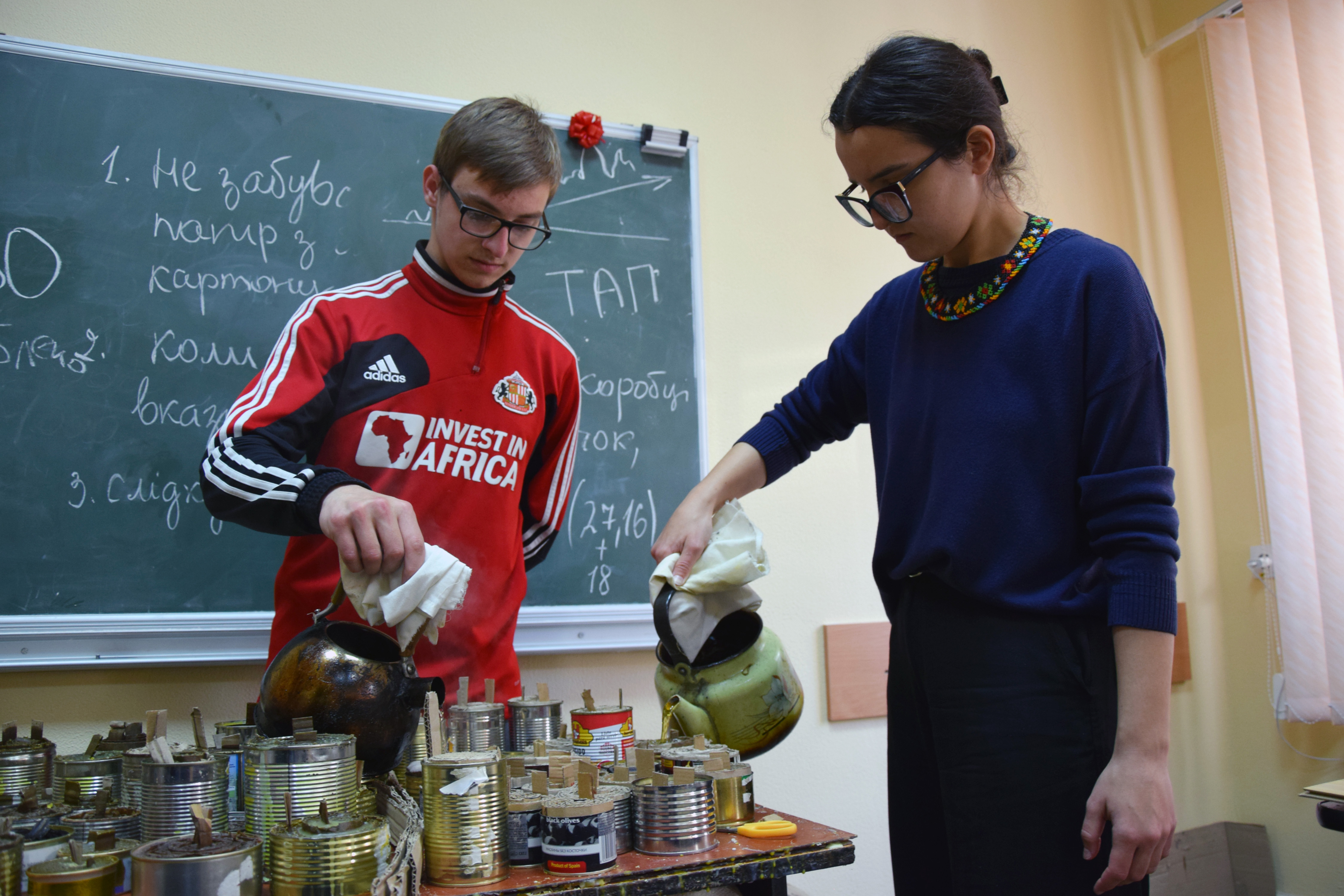 Студенти медичного факультету Віталій Вишневський та Віта Голуб виконують одну з операцій виготовлення окопних свічок